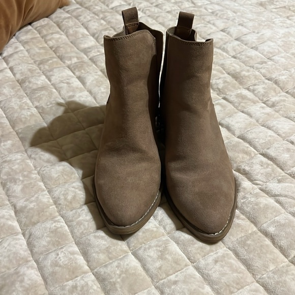 Universal Thread Brown Ankle Boots with Pointed Toe and V-Shaped Opening - Picture 4 of 6